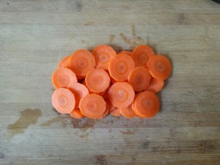 2、黄瓜木耳炒鸡蛋,胡萝卜清洗干净，去皮切片