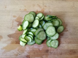 3、黄瓜木耳炒鸡蛋,黄瓜清洗干净，切片