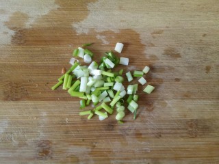 4、黄瓜木耳炒鸡蛋,小葱切段