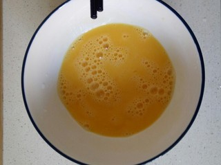 6、黄瓜木耳炒鸡蛋,鸡蛋打入碗中，加入适量温水打盘