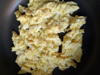 7、黄瓜木耳炒鸡蛋,锅中倒油烧热，倒入鸡蛋液，炒至成型，盛出备用