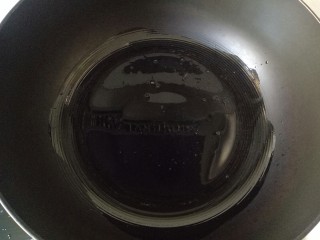 8、黄瓜木耳炒鸡蛋,锅中加适量色拉油