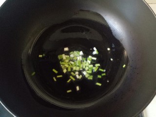 9、黄瓜木耳炒鸡蛋,加入葱段