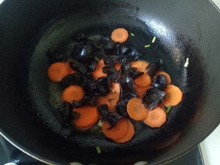 10、黄瓜木耳炒鸡蛋,加入胡萝卜翻炒