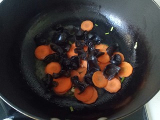 11、黄瓜木耳炒鸡蛋,加入木耳翻炒，溜一点清水翻炒片刻