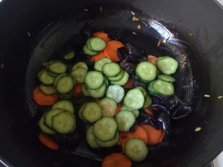 12、黄瓜木耳炒鸡蛋,加入黄瓜片