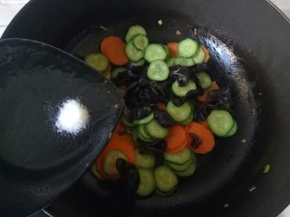13、黄瓜木耳炒鸡蛋,翻炒片刻，加入适量盐