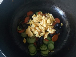 14、黄瓜木耳炒鸡蛋,加入鸡蛋，翻炒均匀即可