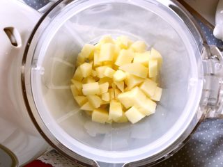 3、辅食～土豆泥新吃法，比KFC好吃100倍！,土豆块放入辅食机中