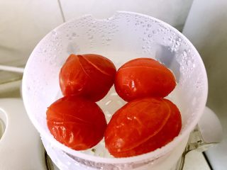 6、辅食～土豆泥新吃法，比KFC好吃100倍！,五分钟，小番茄皮剥裂取出