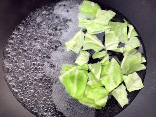 9、辅食～土豆泥新吃法，比KFC好吃100倍！,包菜焯水至熟透