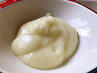 16、辅食～土豆泥新吃法，比KFC好吃100倍！,搅拌好的土豆泥装进盘子里备用