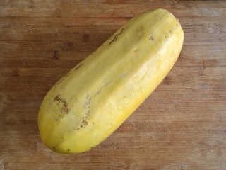 1、酥炸鱼翅南瓜丸子,圆筒外形的“鱼翅南瓜”呈金黄色，外皮光滑，偶有微微的棱沟线，很是美观。切开只见瓜肉内天然地形成了一束束晶莹透明的瓜丝，颜色金黄，如粉丝、面条般粗细，状似鱼翅，因而世人美其名曰“鱼翅南瓜”。