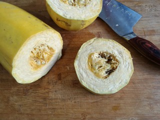 2、酥炸鱼翅南瓜丸子,将鱼翅南瓜已经切开，切成厚度约5-6厘米的段（易熟）。