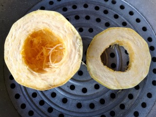 4、酥炸鱼翅南瓜丸子,将去籽后的鱼翅南瓜上锅隔水蒸，开锅后8分钟即可。