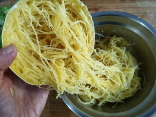 6、酥炸鱼翅南瓜丸子,待南瓜不烫手时将里面如鱼翅一般的南瓜丝推出来就可以。