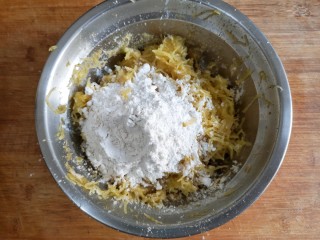 11、酥炸鱼翅南瓜丸子,加入适量的裹炸粉（也可用生粉+玉米淀粉代替），裹炸粉的加入要一点一点的加，一边加一边搅拌，切记不要一次加入过多。