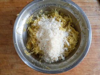 10、酥炸鱼翅南瓜丸子,再加入打散的蛋液和面包糠搅拌均匀。