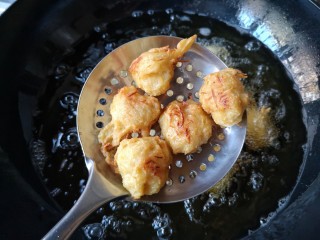 15、酥炸鱼翅南瓜丸子,炸至表面微黄时沥油捞出放在盘中。