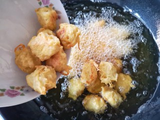 16、酥炸鱼翅南瓜丸子,大火将锅中油加至8成热后，再次下入炸过的丸子复炸一遍。（让丸子酥脆）