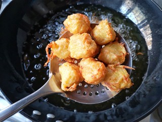 17、酥炸鱼翅南瓜丸子,炸至外表金黄酥脆后沥油捞出。