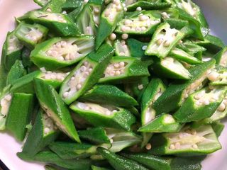 5、凉拌秋葵,秋葵焯熟捞起来，沥干水分，放入盘里待用。