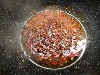 6、凉拌秋葵,加入少许盐，15克生抽，5克蚝油煮至冒泡，加入少许鸡精拌匀。