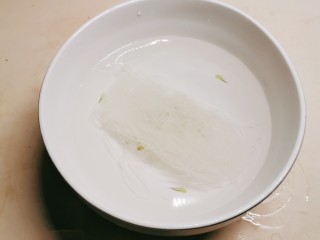 2、蒜蓉蒸丝瓜,粉丝用清水浸泡