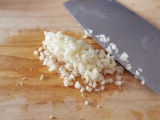 3、蒜蓉蒸丝瓜,蒜切碎