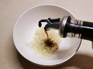 5、蒜蓉蒸丝瓜,倒入生抽