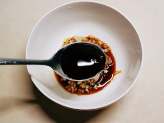 6、蒜蓉蒸丝瓜,放入蚝油