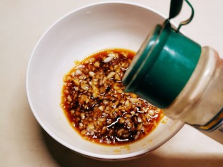 7、蒜蓉蒸丝瓜,放入胡椒粉