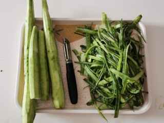 9、蒜蓉蒸丝瓜,丝瓜去皮 清洗干净