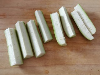 10、蒜蓉蒸丝瓜,丝瓜切条状