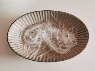 11、蒜蓉蒸丝瓜,粉丝放入盘底
