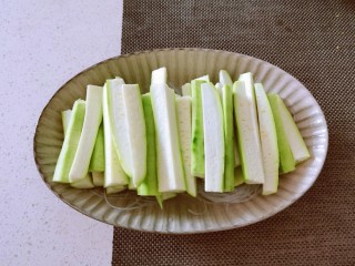 12、蒜蓉蒸丝瓜,将丝瓜条放到粉丝上面