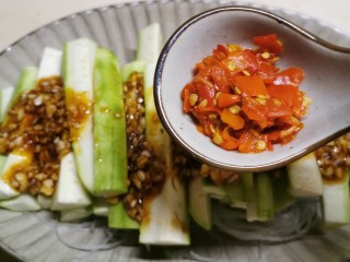 14、蒜蓉蒸丝瓜,再放上剁椒