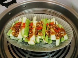 15、蒜蓉蒸丝瓜,放入蒸锅 水开后蒸10分钟