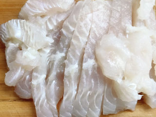 1、泡菜龙利鱼,龙利鱼切成厚片