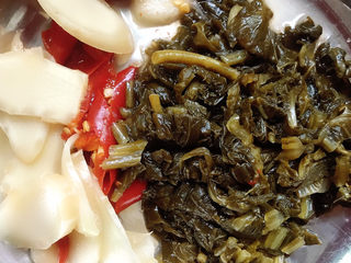 2、泡菜龙利鱼,泡姜泡辣椒切片，泡青菜切碎