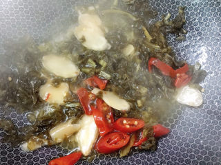 5、泡菜龙利鱼,翻炒几分钟