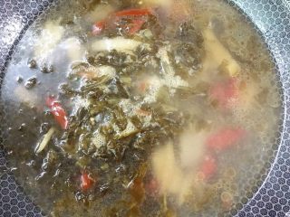 6、泡菜龙利鱼,加入清水烧开