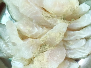 7、泡菜龙利鱼,将切好的龙利鱼放在盘中，放淀粉、料酒、白胡椒粉、盐。