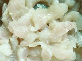 8、泡菜龙利鱼,拌匀腌制入味。