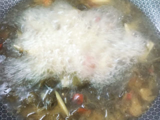 9、泡菜龙利鱼,烧开后，盖上锅盖煮5分钟。