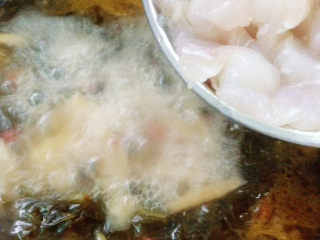 10、泡菜龙利鱼,放入腌制好的龙利鱼。