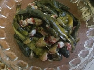 1、麻辣水煮黄辣丁,黄辣丁清洗干净,沥干多余的水!