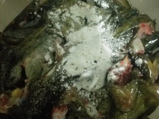 2、麻辣水煮黄辣丁,放入豆粉,胡椒,盐!