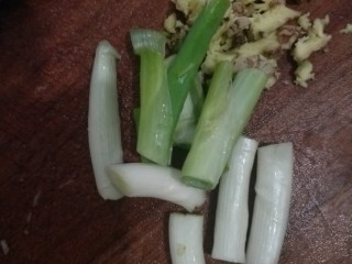 4、麻辣水煮黄辣丁,放入姜,蒜,和大葱段