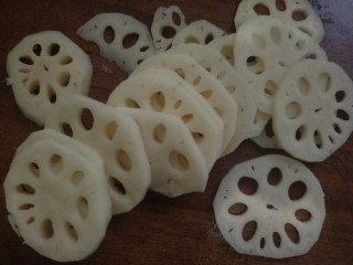 7、麻辣水煮黄辣丁,藕片切好